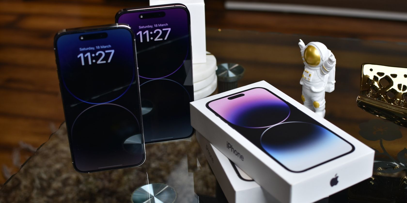 Hai chiếc iPhone 14 Pro còn hộp