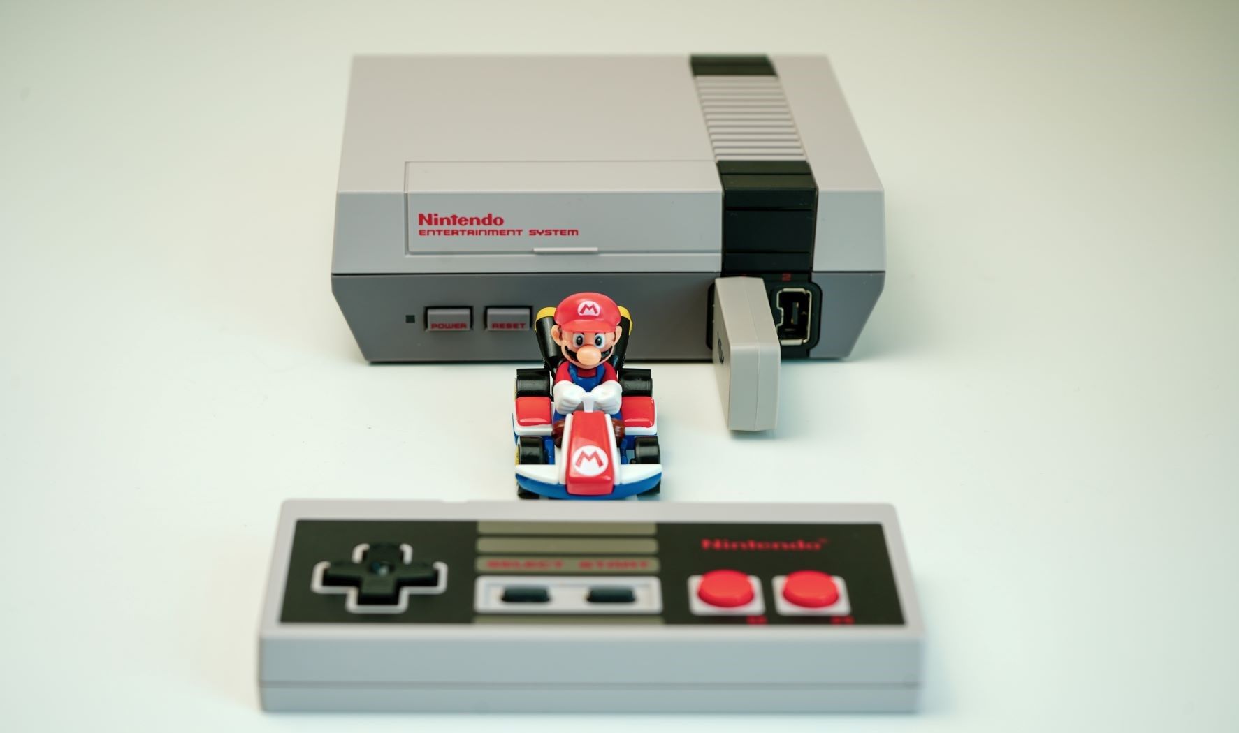 Hình ảnh Hệ thống giải trí Nintendo có hình Mario Kart ở gần