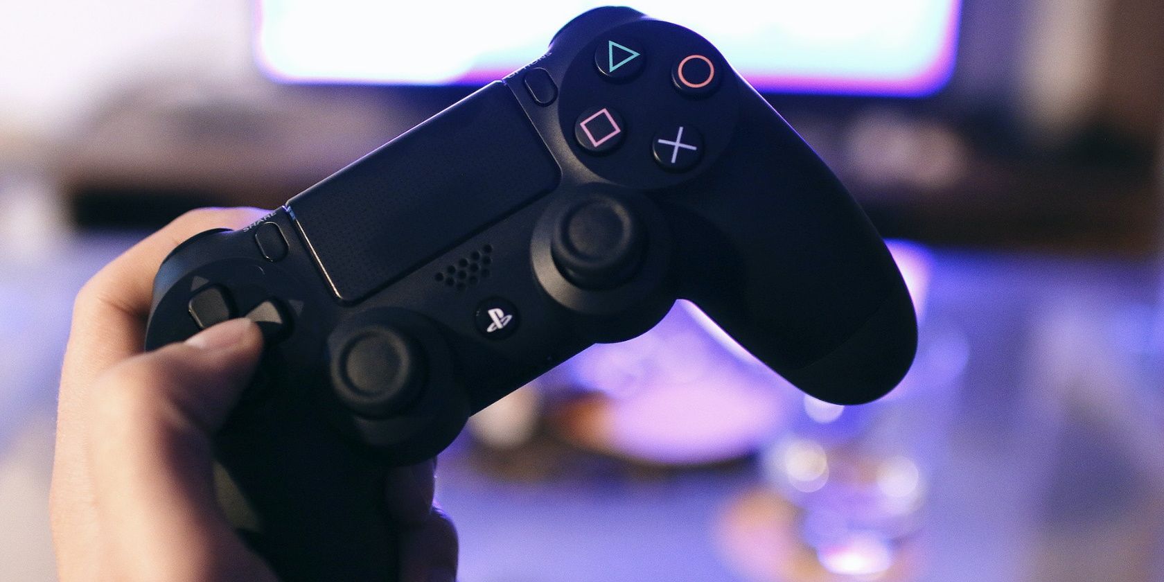 Bộ điều khiển PS4 được giữ bởi bàn phím D