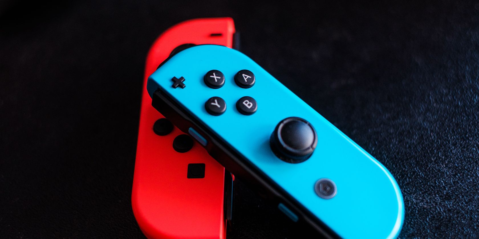 Cách thay vỏ Nintendo Switch Joy-Con của bạn Close up of Nintendo Switch Joy Cons