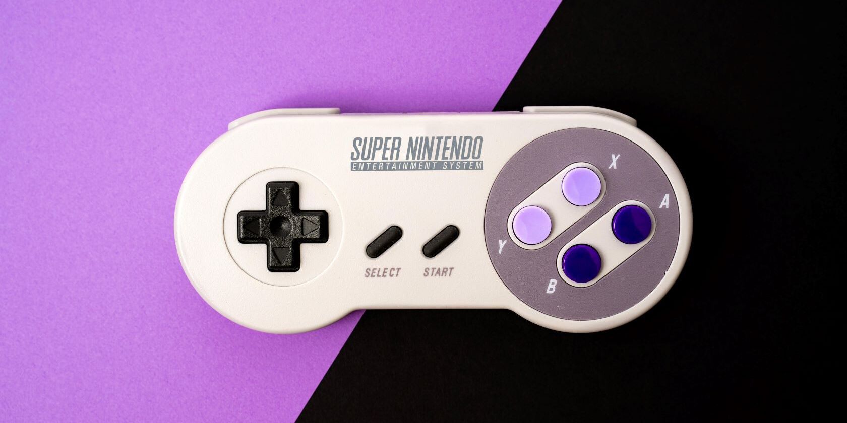 Cách chơi các trò chơi Nintendo cổ điển trên Switch của bạn A top down photo of an American SNES controller