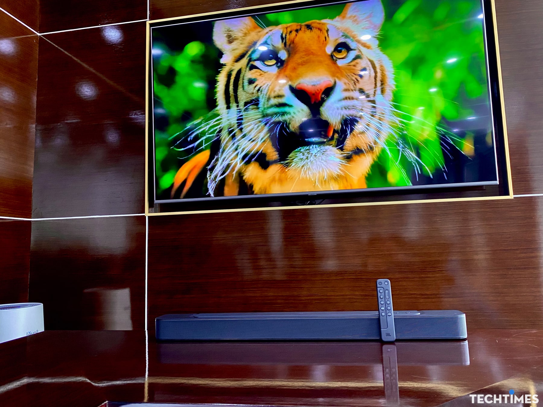 Đánh giá JBL Bar 300: Chất âm trẻ khoẻ làm sống động phòng khách của bạn TechTimes Vietnam Đánh giá JBL Bar 300: Chất âm trẻ khoẻ làm sống động phòng khách của bạn