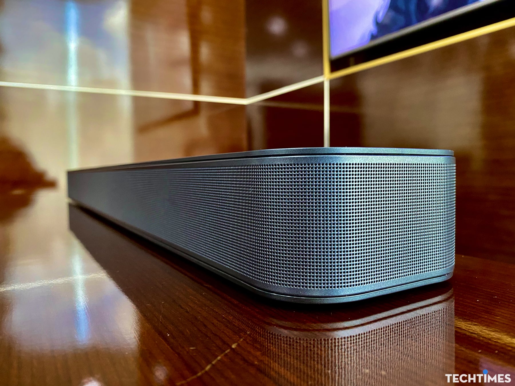 Đánh giá JBL Bar 300: Chất âm trẻ khoẻ làm sống động phòng khách của bạn TechTimes Vietnam Đánh giá JBL Bar 300: Chất âm trẻ khoẻ làm sống động phòng khách của bạn