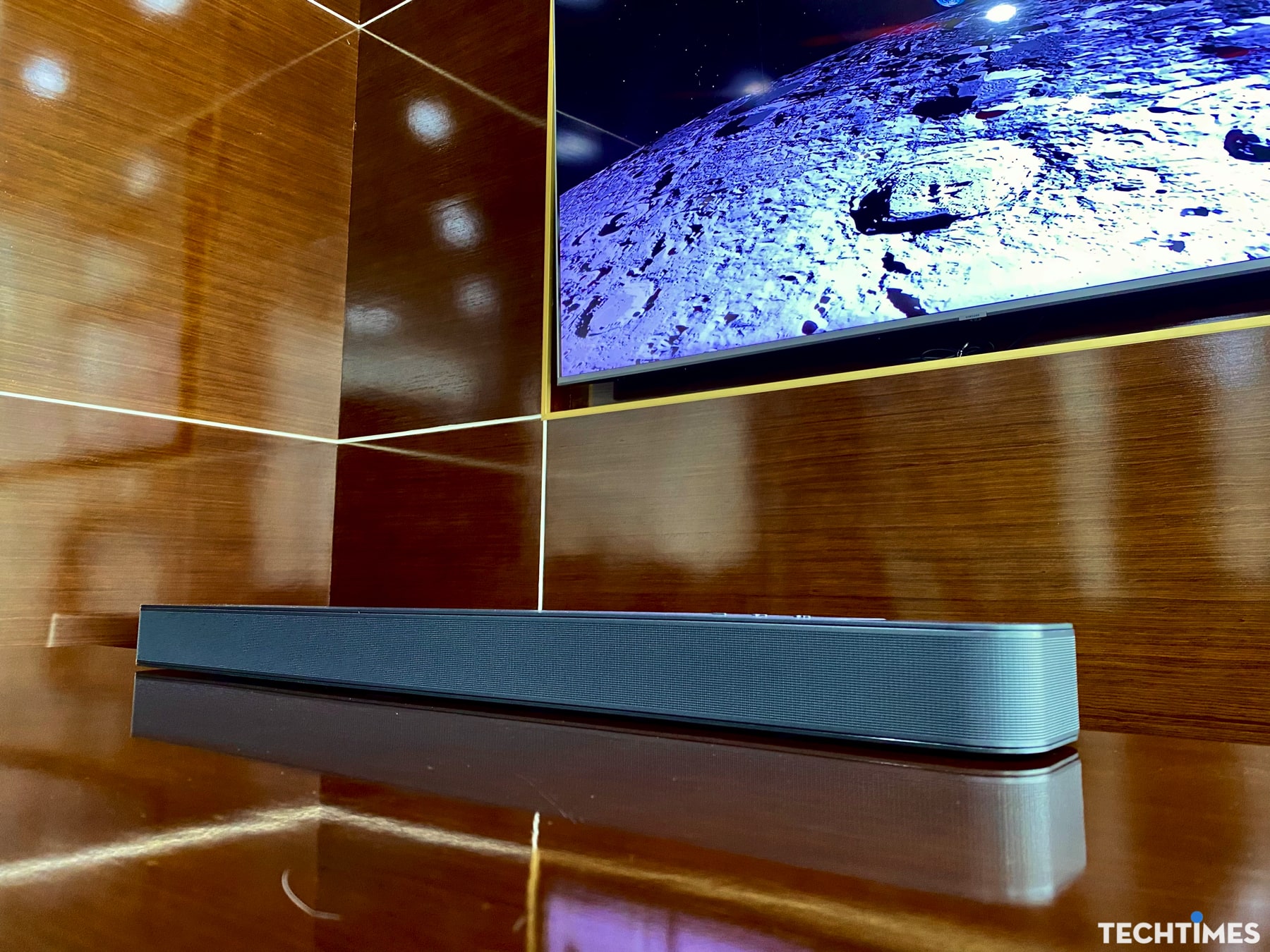 Đánh giá JBL Bar 300: Chất âm trẻ khoẻ làm sống động phòng khách của bạn TechTimes Vietnam JBL Bar 300 techtimes 8 TechTimes Vietnam Đánh giá JBL Bar 300: Chất âm trẻ khoẻ làm sống động phòng khách của bạn