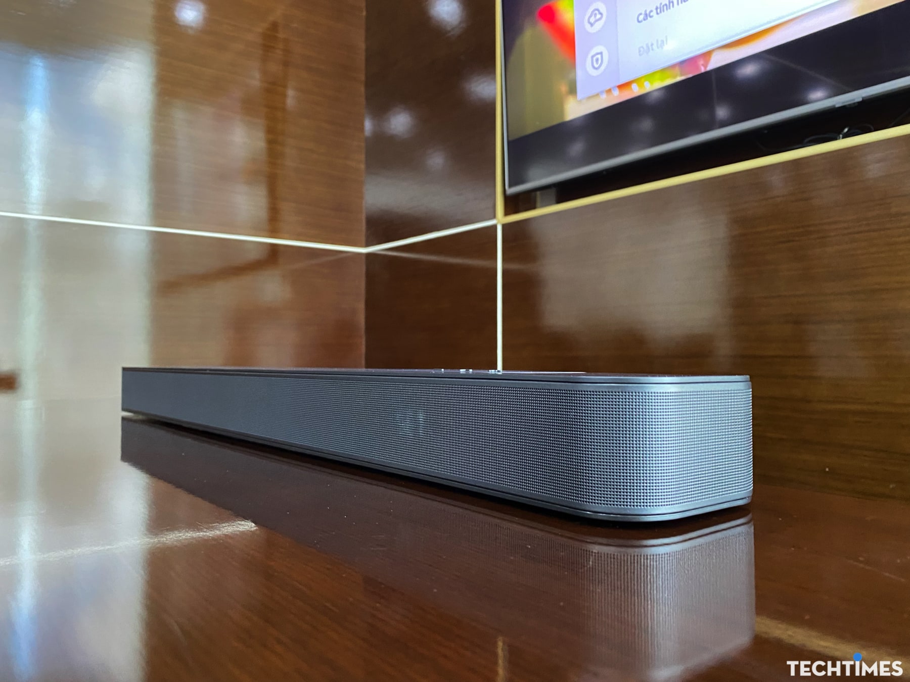 Đánh giá JBL Bar 300: Chất âm trẻ khoẻ làm sống động phòng khách của bạn TechTimes Vietnam Đánh giá JBL Bar 300: Chất âm trẻ khoẻ làm sống động phòng khách của bạn