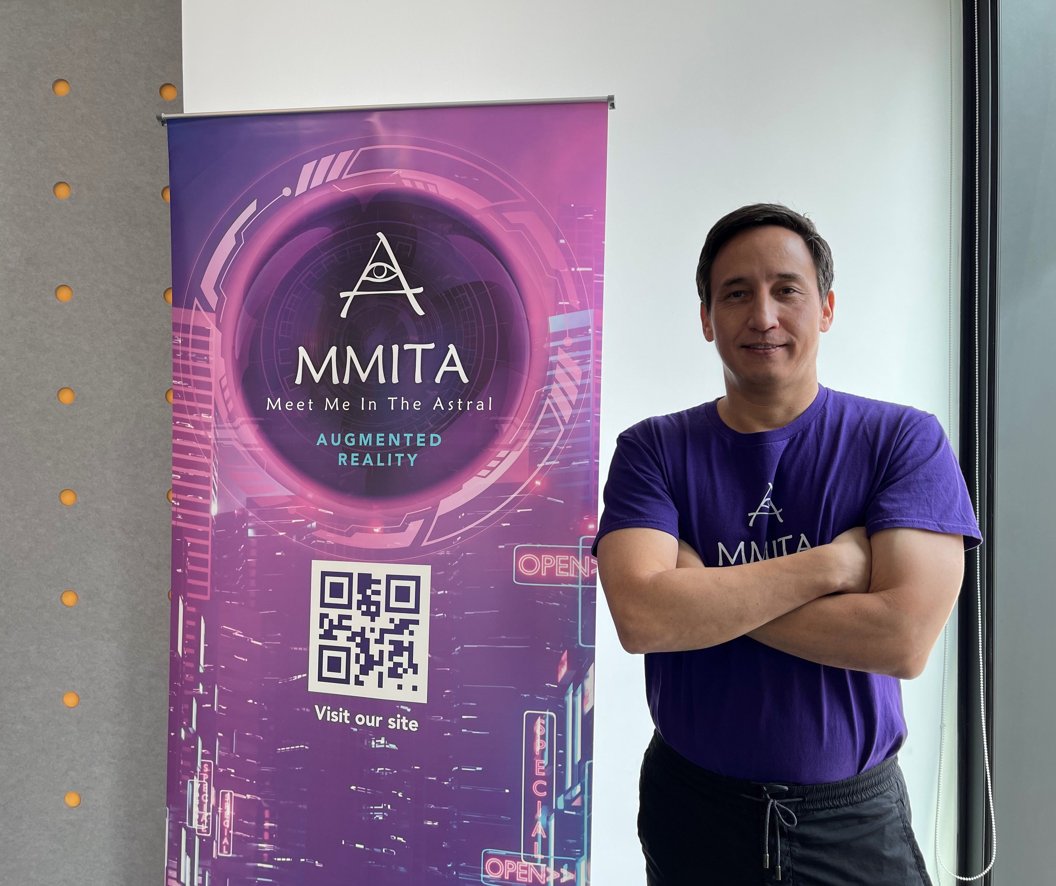 Ông Gene Kim, Giám đốc điều hành của MMITA, thông báo ra mắt ứng dụng di động MMITA như một nền tảng xã hội mang tính cách mạng được tích hợp với thực tế tăng cường.