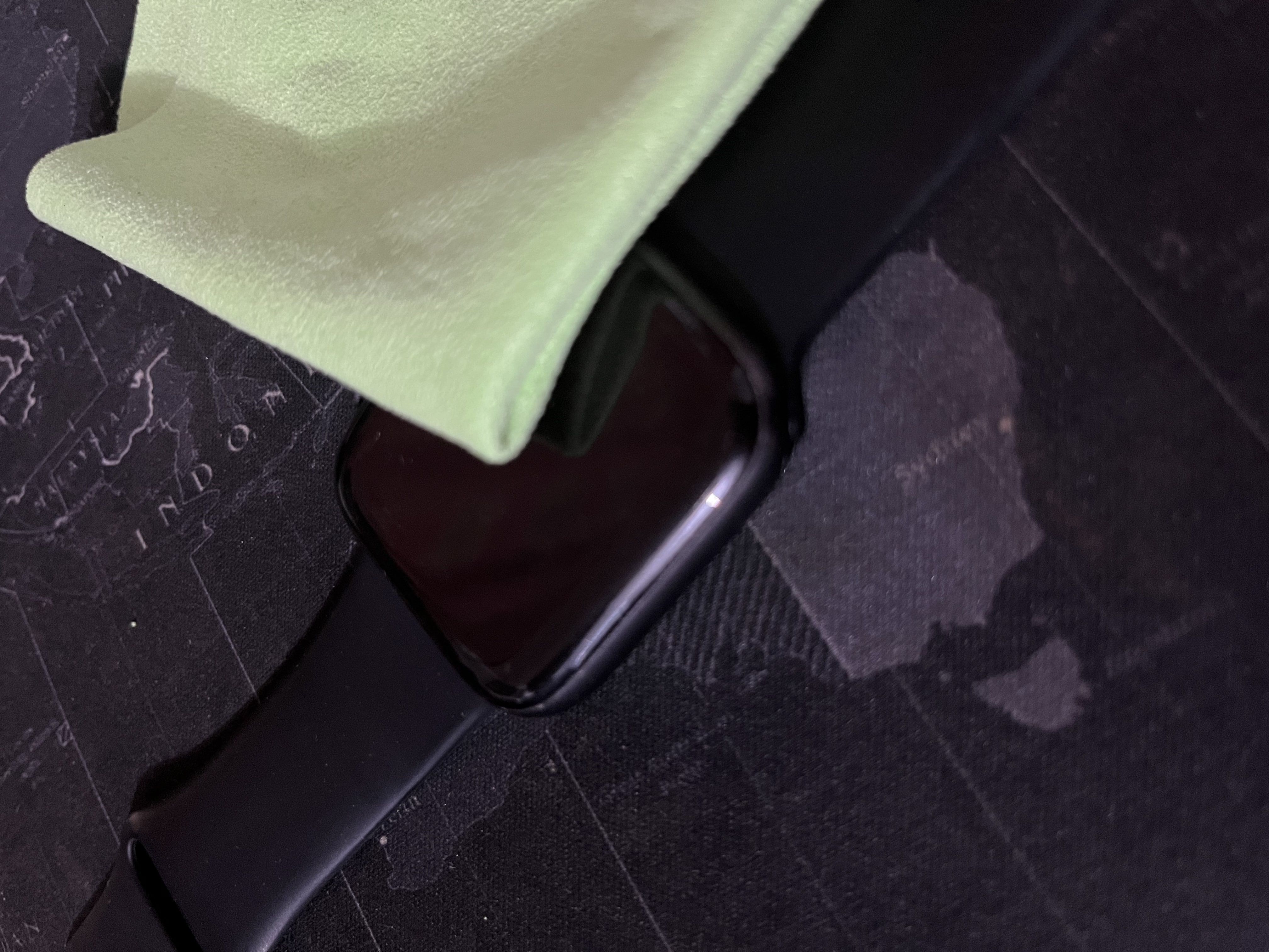 Apple Watch với một miếng vải sợi nhỏ trên đầu