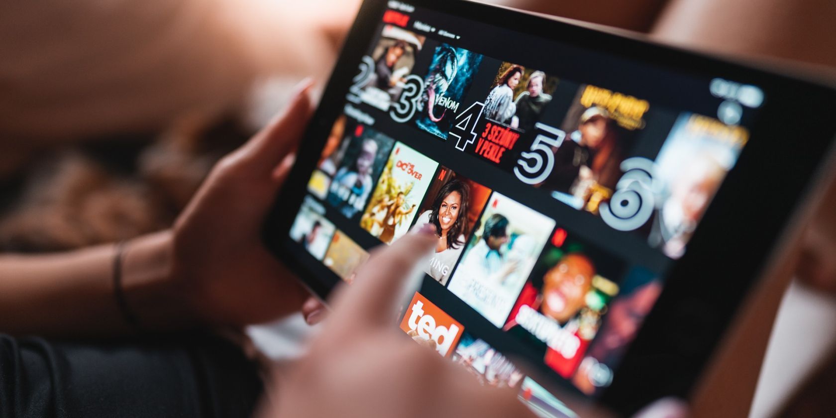 Cách tìm và xem nội dung 4K trên Netflix Netflix running on tablet
