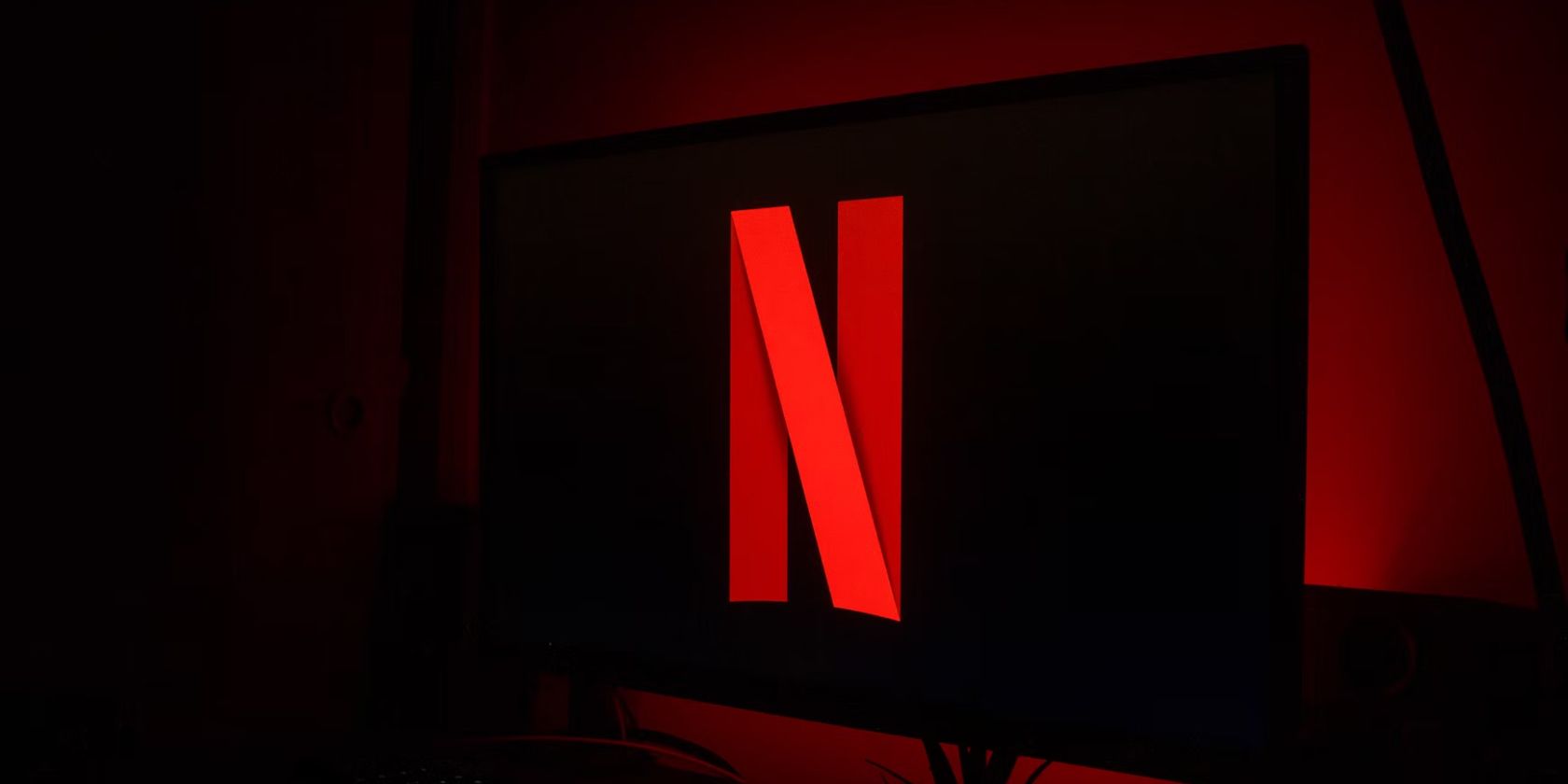 6 vấn đề về âm thanh Netflix mà bạn có thể gặp phải (và cách khắc phục chúng) Netflix logo on a TV
