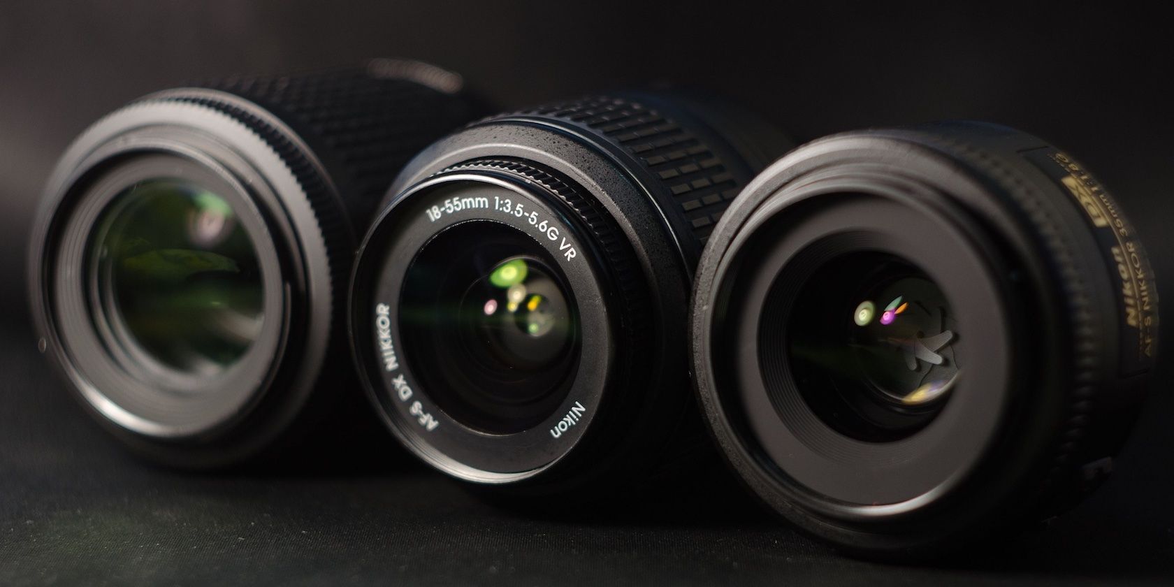Ống kính Nikon đặt cạnh nhau