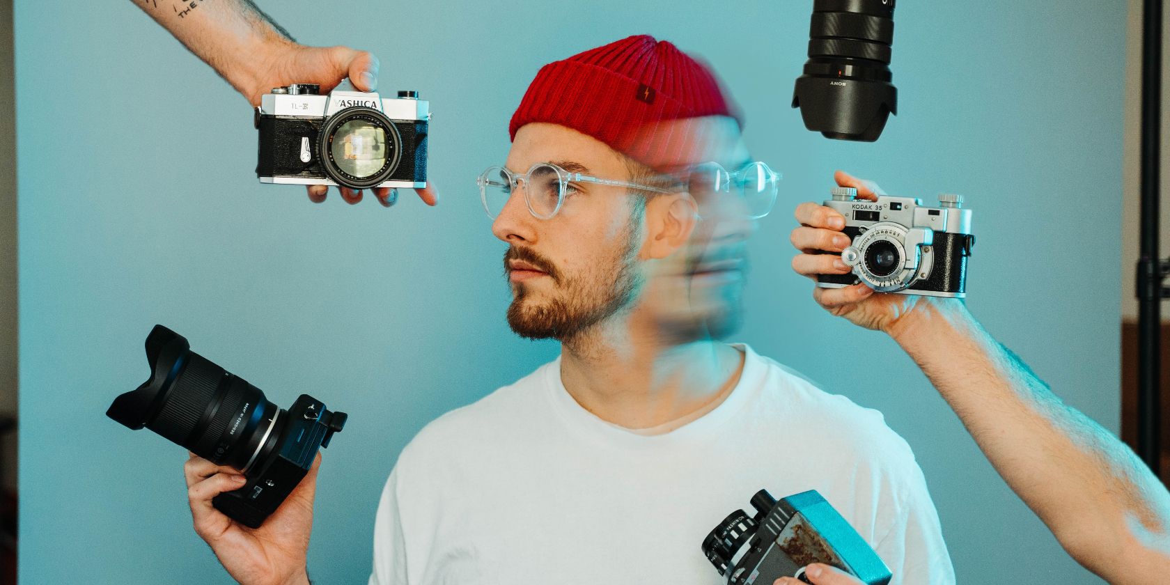 6 tình huống bạn nên nâng cấp máy ảnh của mình Photo of photographer with several cameras