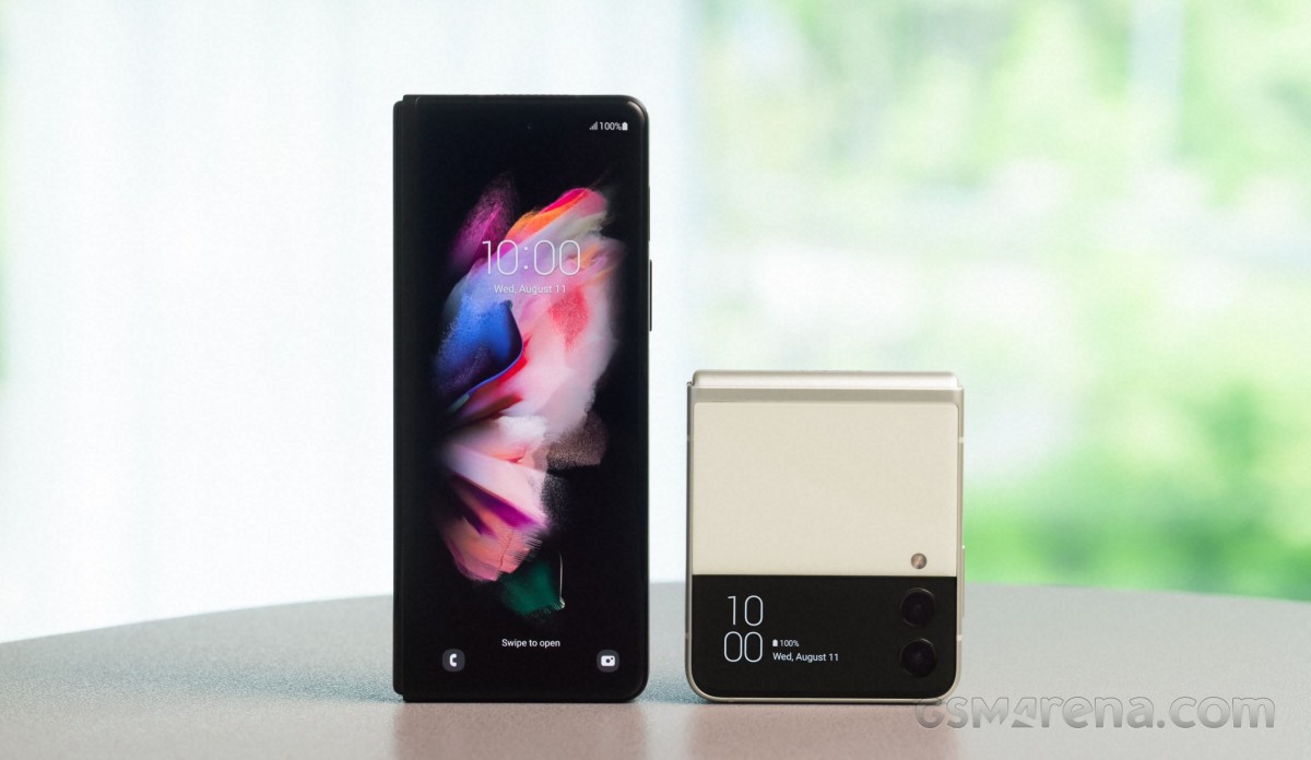 Samsung Galaxy Z Fold3 (trái) với Samsung Galaxy Z Flip3 (phải)