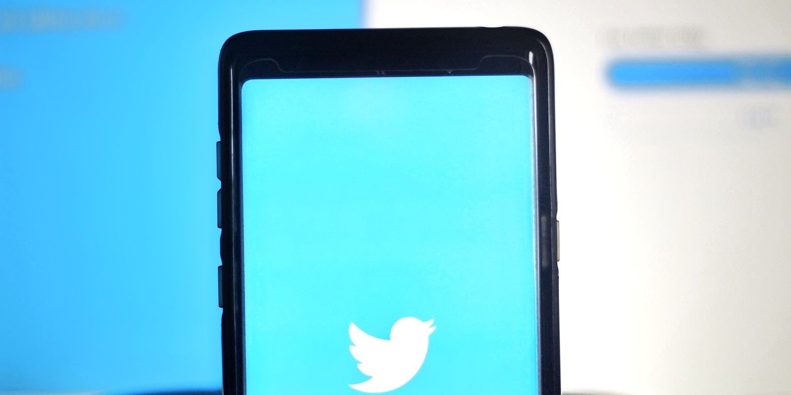 Màn hình tải Twitter màu xanh trên điện thoại Android