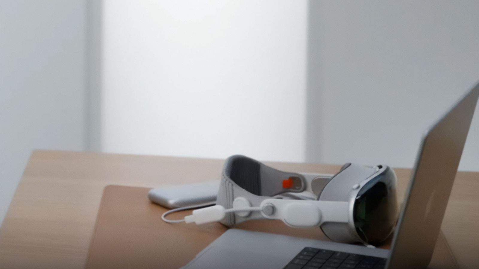 Vision Pro với bộ chuyển đổi USB-C bí ẩn được phát hiện trong video WWDC