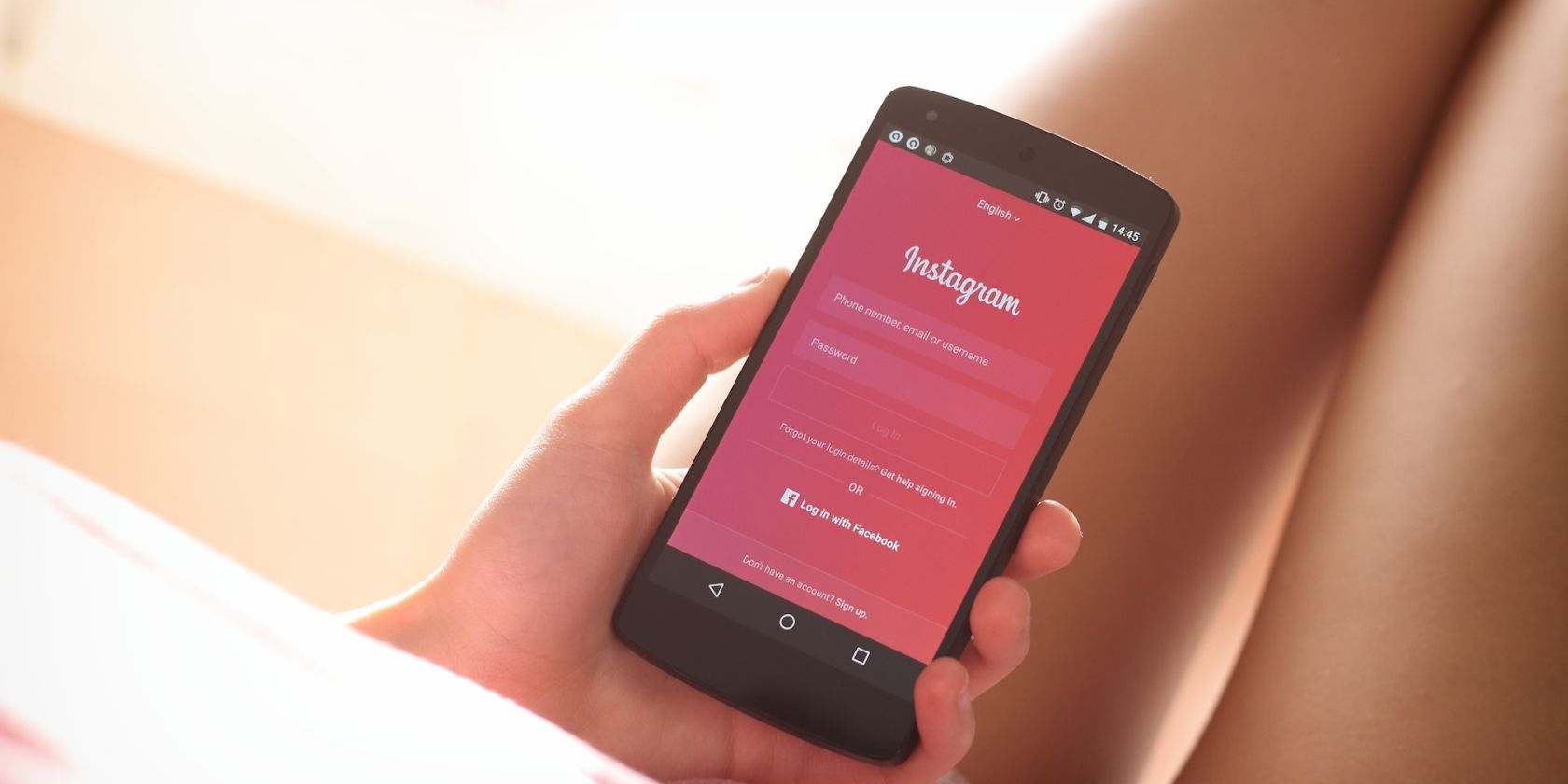 Cách nhận biết nếu ai đó đã hủy kích hoạt hoặc xóa tài khoản Instagram của họ Woman logging into Instagram