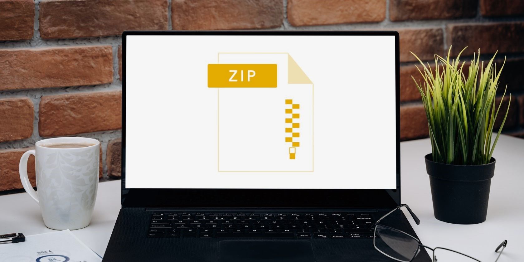 4 cách khắc phục lỗi trích xuất ZIP 0x80010135 trong Windows 11/10 A black Windows laptop next to a coffee mug on a table