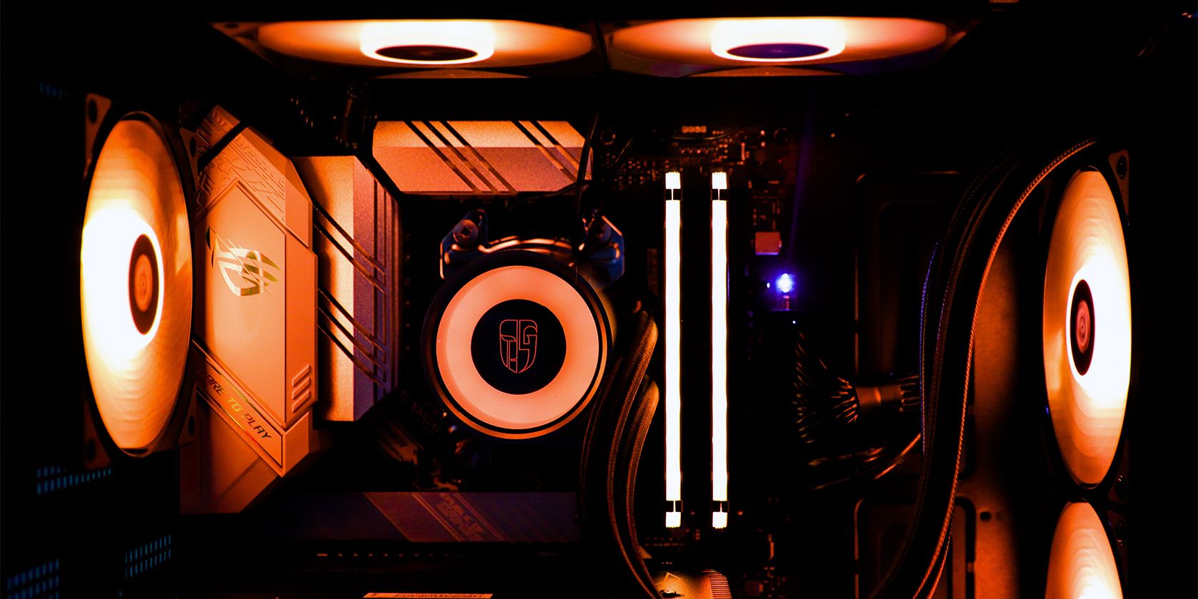 3 loại bộ làm mát CPU (và bạn nên sử dụng loại nào) A Gaming PC With an AIO Cooler and a Many Fans