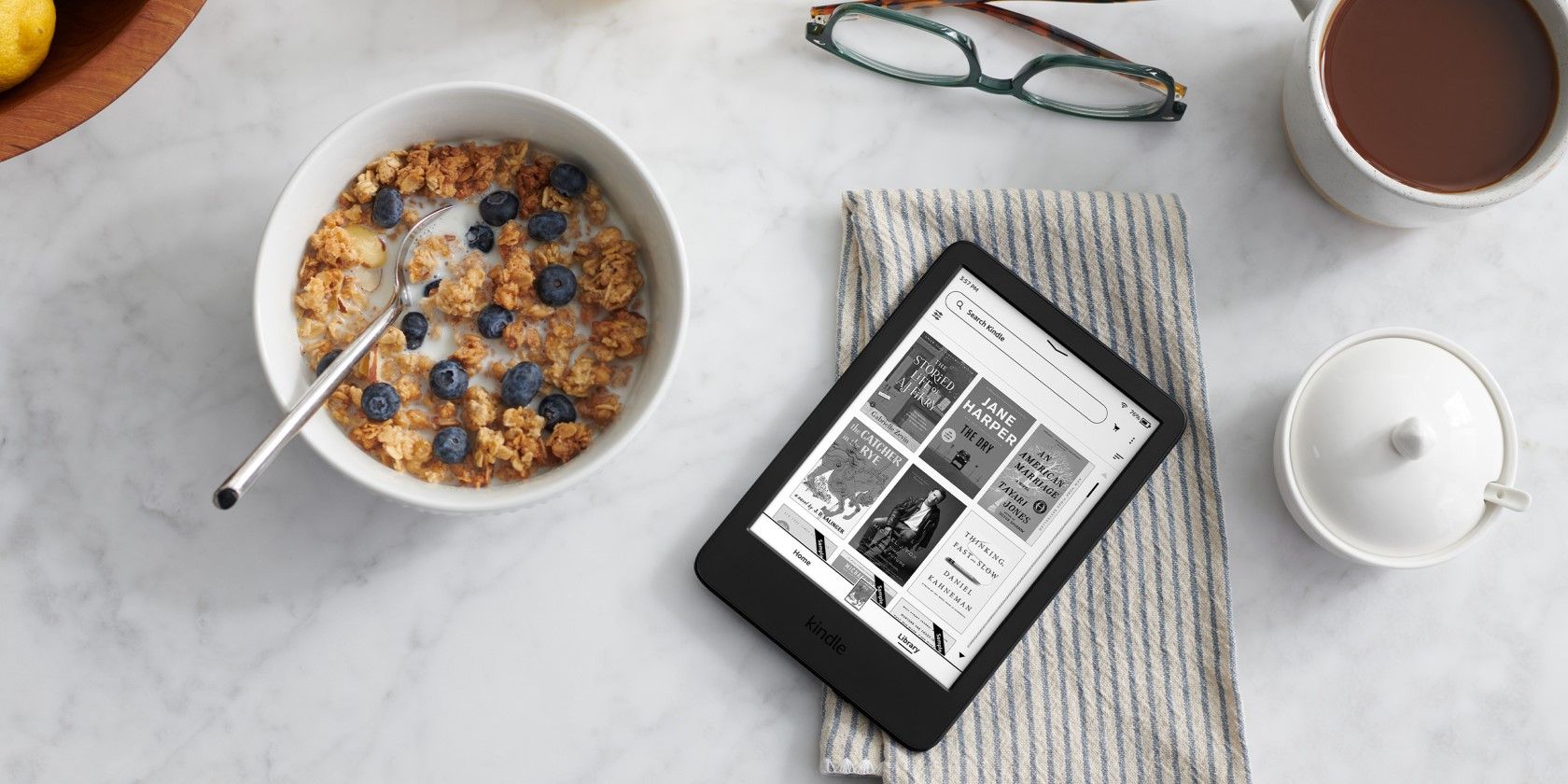 Cách gửi tệp tới Kindle trực tiếp từ Microsoft Word Amazon Kindle on a white breakfast table
