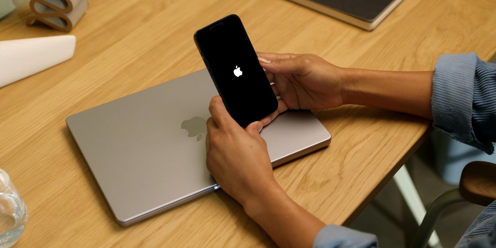 Cách bật chuông khởi động và tắt giống như máy Mac trên iPhone iPhone 14 Pro Max in a person's hand displaying audio visual accessibility settings