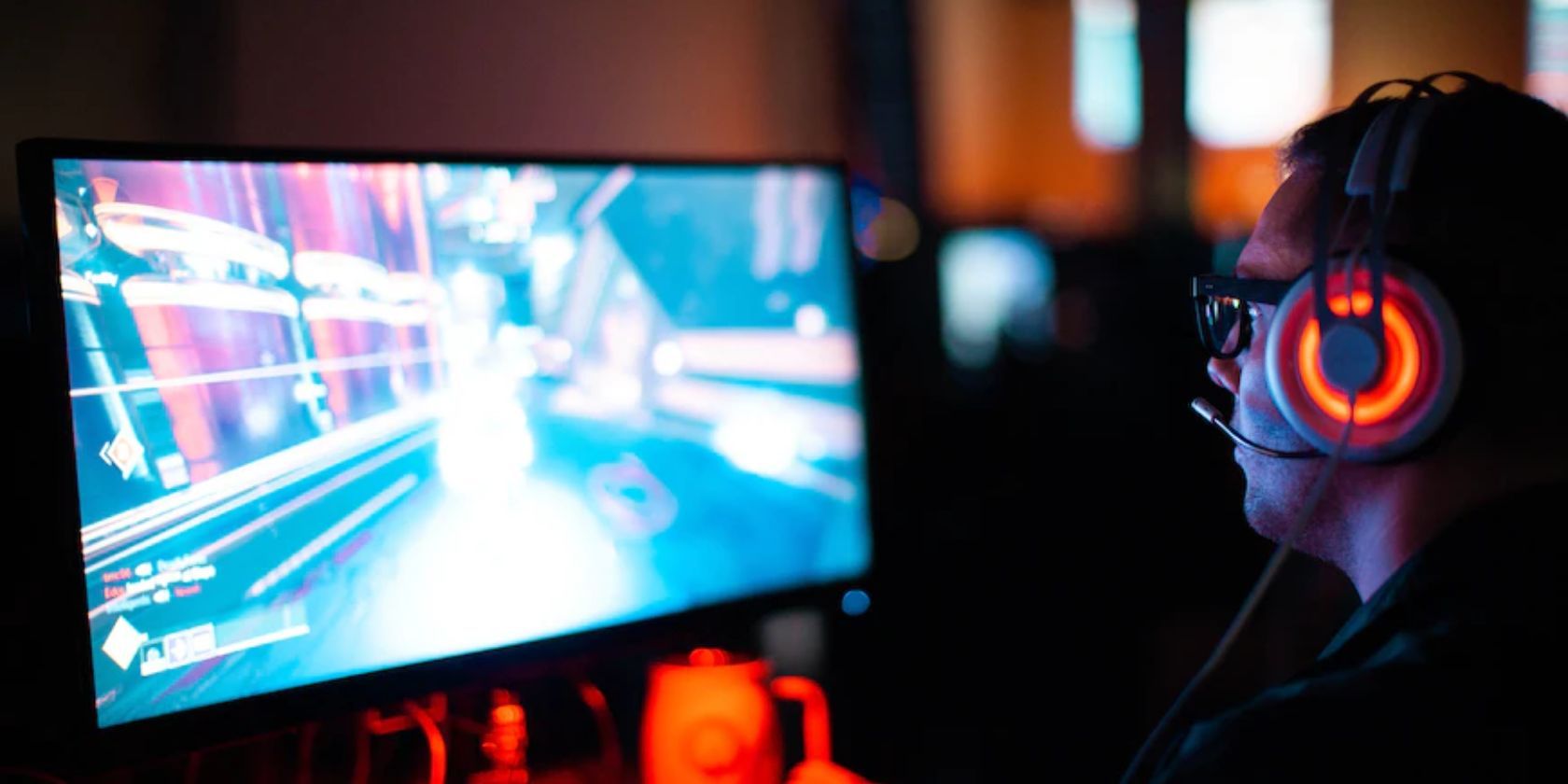 Cách thêm đối tượng chuyển động ngẫu nhiên bằng thư viện Arcade của Python Boy playing game on a pc with headphones and controller