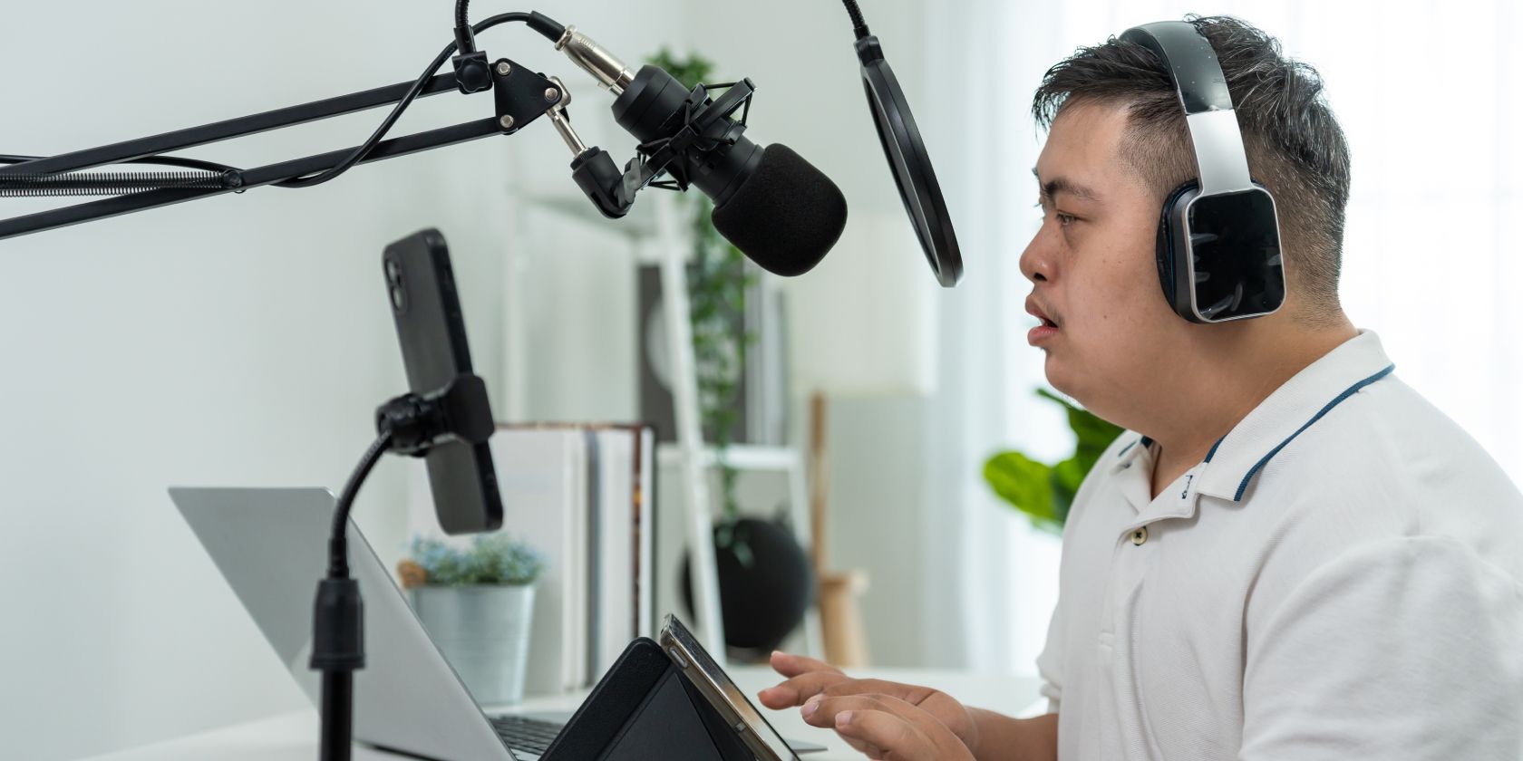 Cách bật tính năng Chat thoại trong Roblox Autistic adult wearing headphones and recoding voice