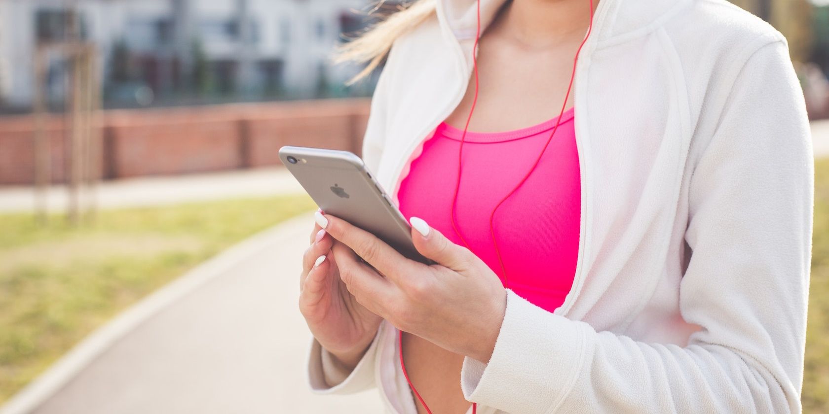 7 tính năng iOS tích hợp có thể giúp cải thiện sức khỏe của bạn A woman holding an iPhone