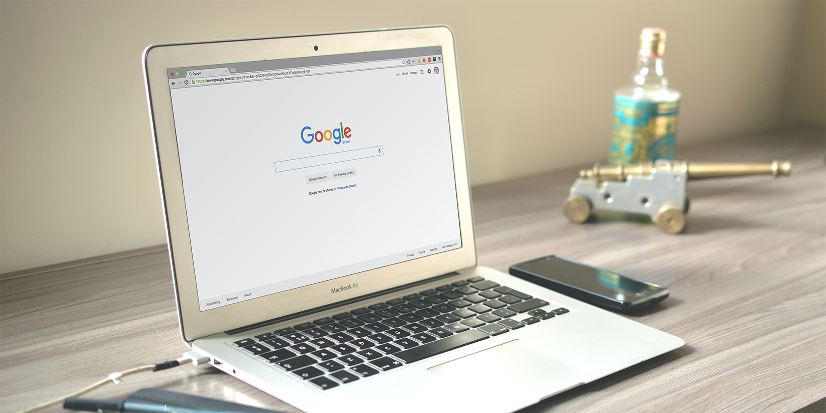 Trình xem PDF của Chrome không hoạt động? Đây là cách khắc phục Laptop on wood desk