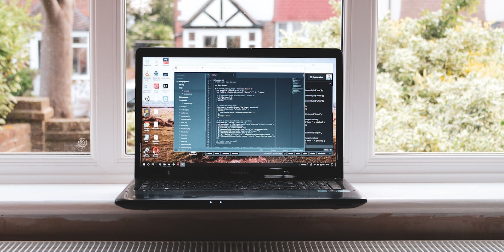 Cách khắc phục lỗi “DLL không được thiết kế để chạy trên Windows” DLL Code On A Black Windows Laptop