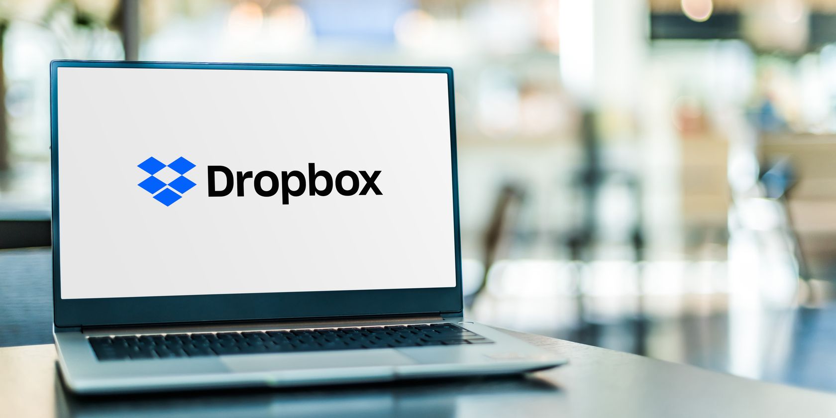 Cách xóa tệp và thư mục khỏi Dropbox dropbox logo on laptop