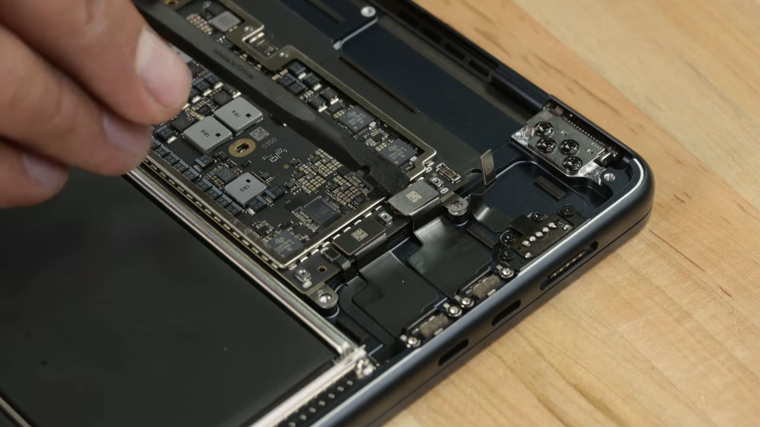 MacBook Air Teardown 15 inch tiết lộ thiết kế quen thuộc và hệ thống âm thanh 6 loa được nâng cấp MacBook Air Teardown 15 inch tiết lộ thiết kế quen thuộc và hệ thống âm thanh 6 loa được nâng cấp