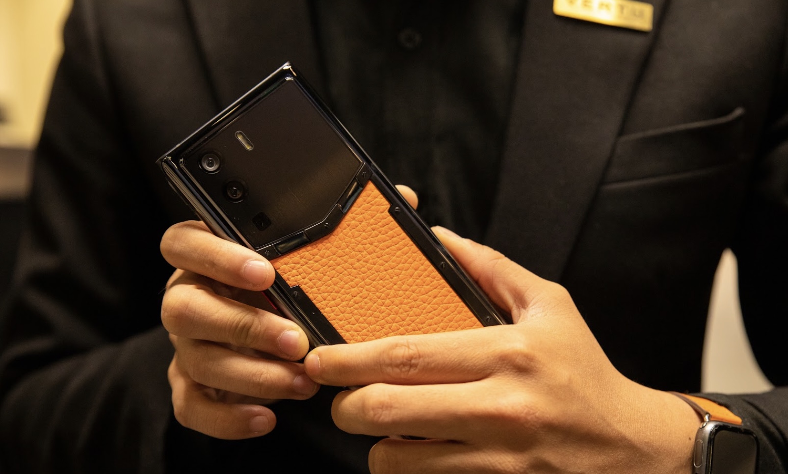 Thay vì chọn điện thoại cao cấp thông thường, ngày càng nhiều bạn trẻ có thu nhập cao dịch chuyển sang mua Vertu chính hãng để thể hiện đẳng cấp và sự khác biệt. 