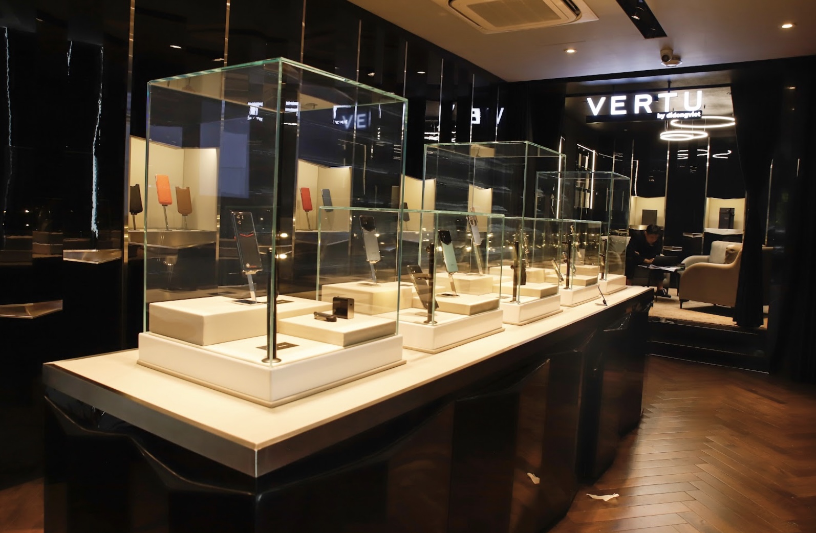 Vertu Việt Nam là nhà phân phối độc quyền Vertu chính hãng tại Việt Nam với hai cửa hàng tại TP.HCM và Hà Nội