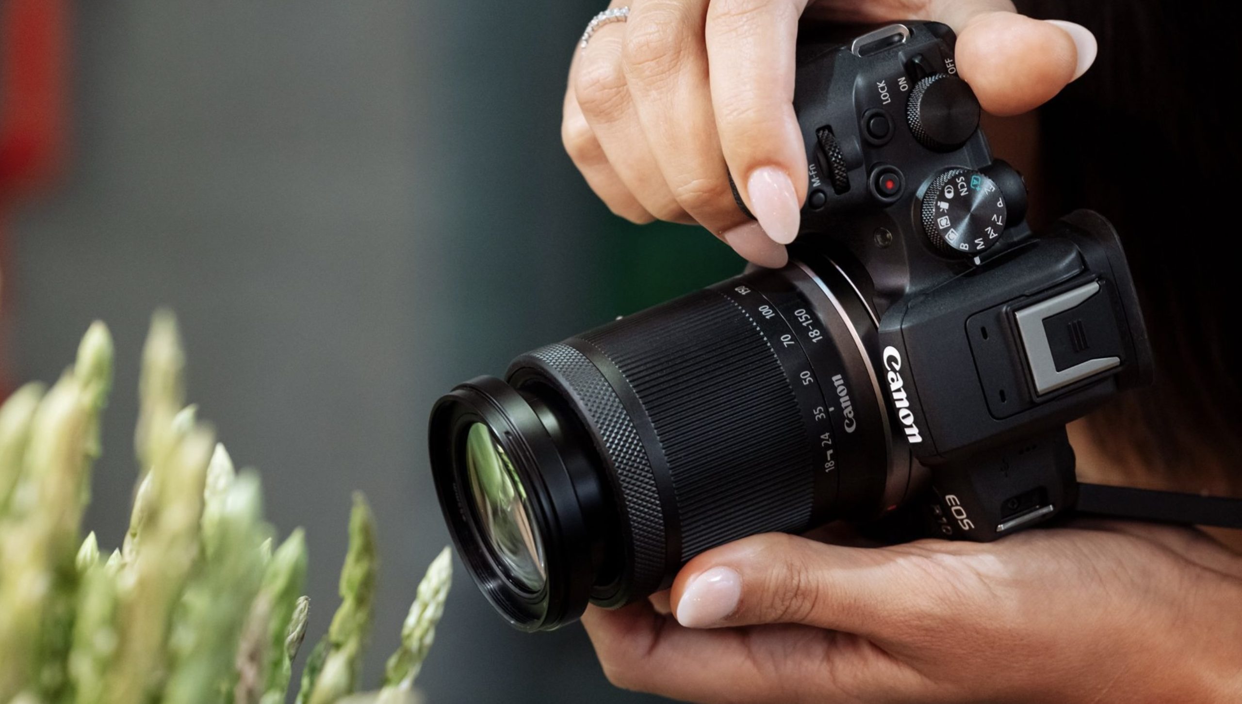 Canon EOS R100 nhỏ gọn chính thức ra mắt Canon vừa ra mắt EOS R100, chiếc máy ảnh EOS R nhỏ nhất, nhẹ nhất và giá cả phải chăng nhất trong hệ thống của mình cho đến nay.