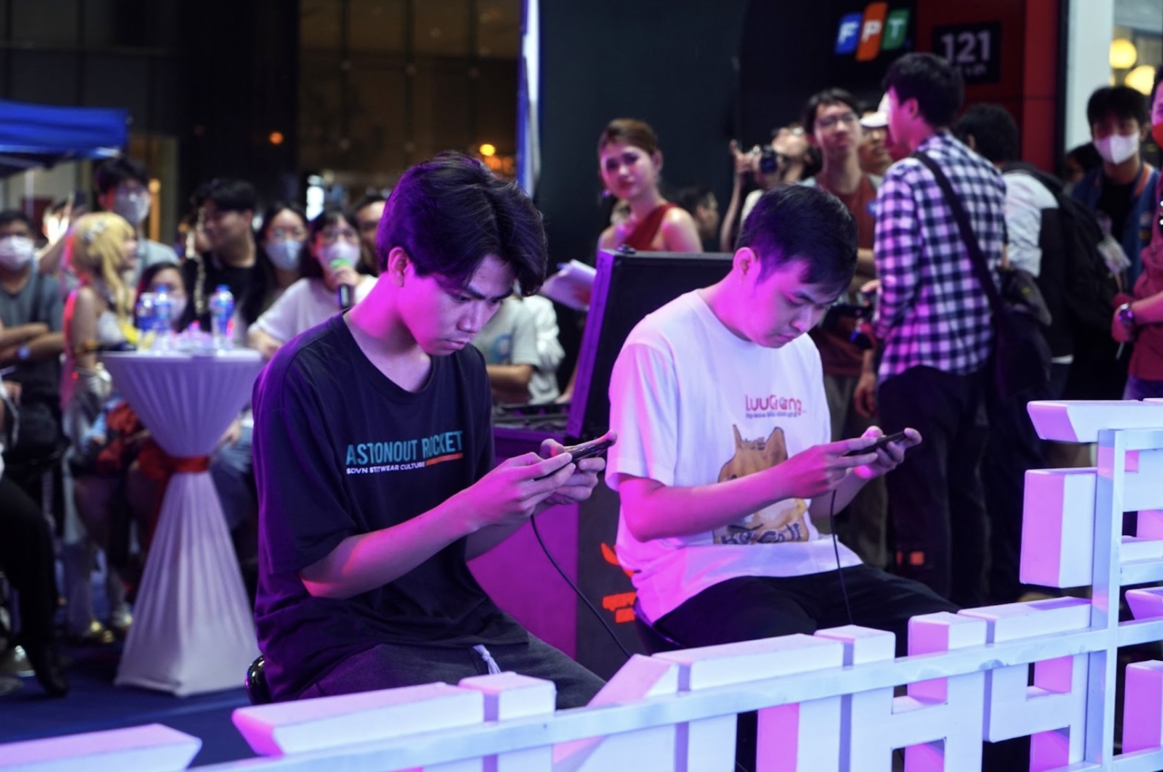 Streamer BroX và khách chơi trên Asus ROG Phone 7.