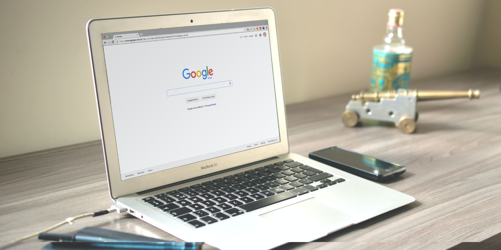 Giúp bạn duyệt web an toàn hơn với 8 mẹo đơn giản này Google Chrome opened on a MacBook