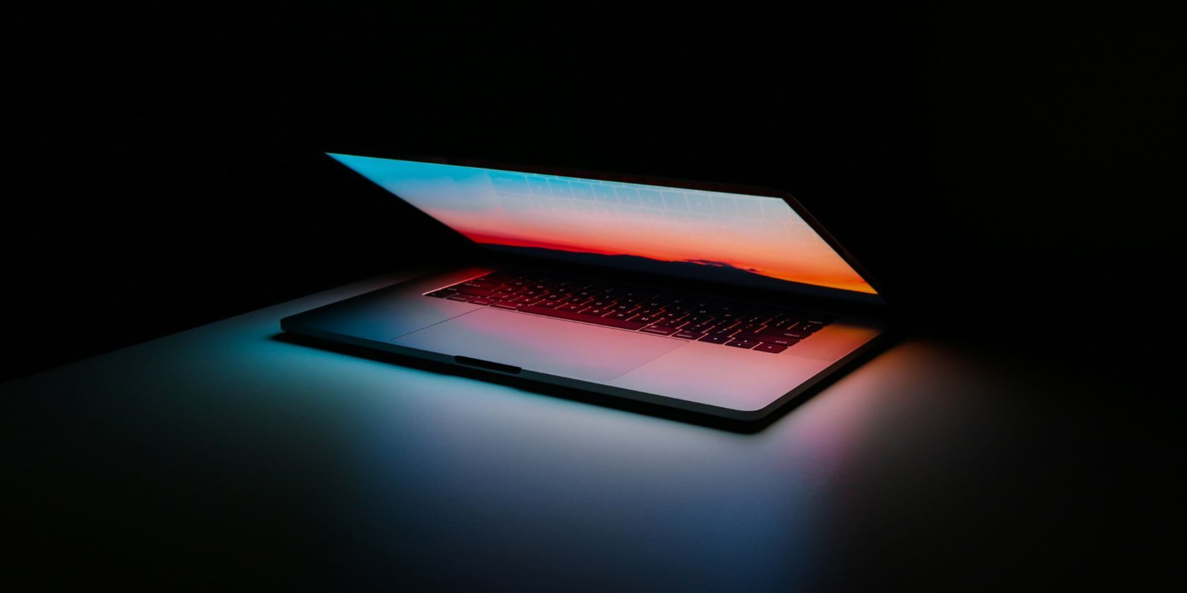 8 lầm tưởng lớn nhất về công nghệ mà bạn có thể vẫn tin half closed laptop in dark room