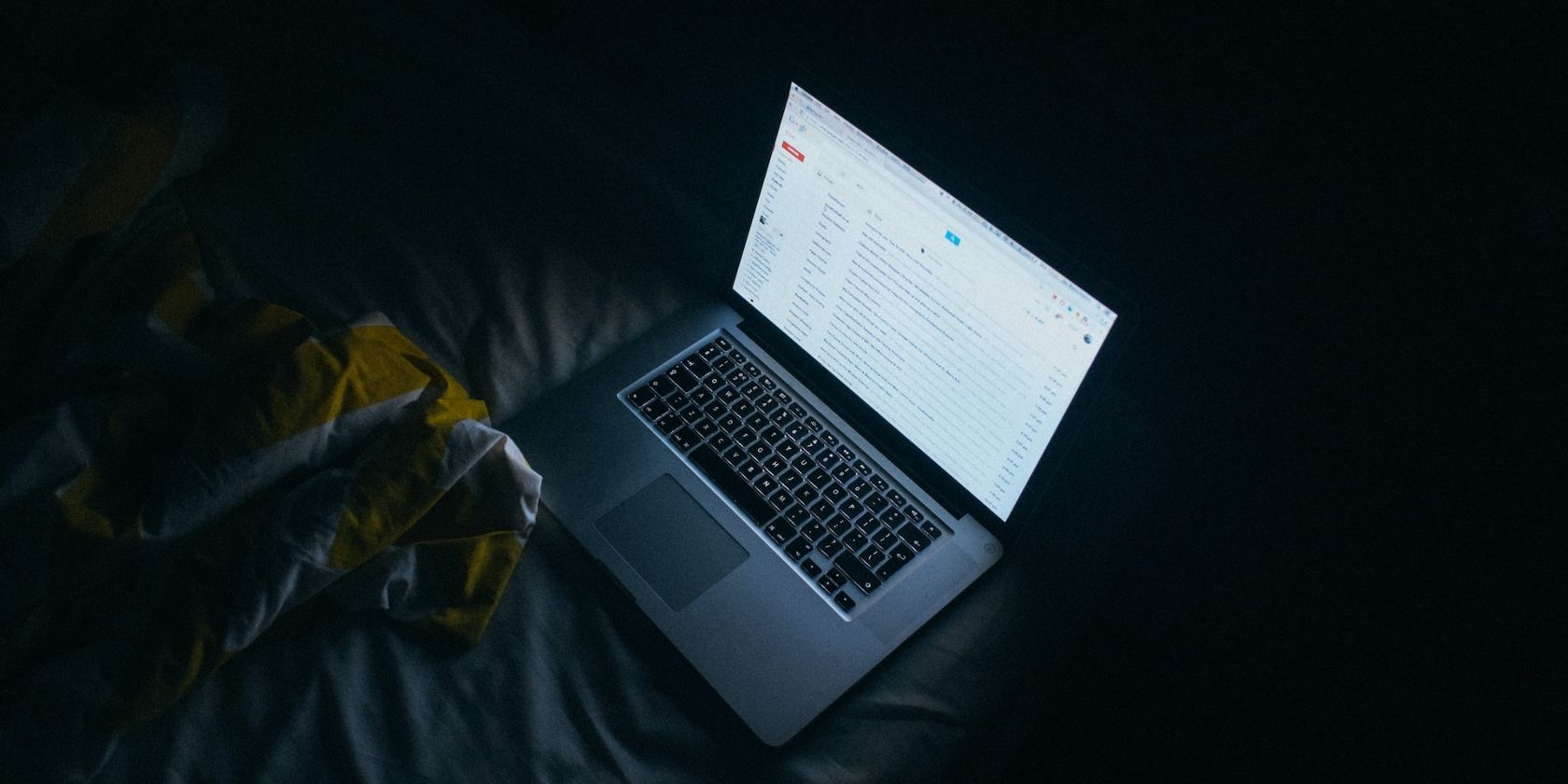 Bắt nạt trên mạng so với Theo dõi trên mạng: Đâu là sự khác biệt? Silver and black laptop displaying mail at night on a bed