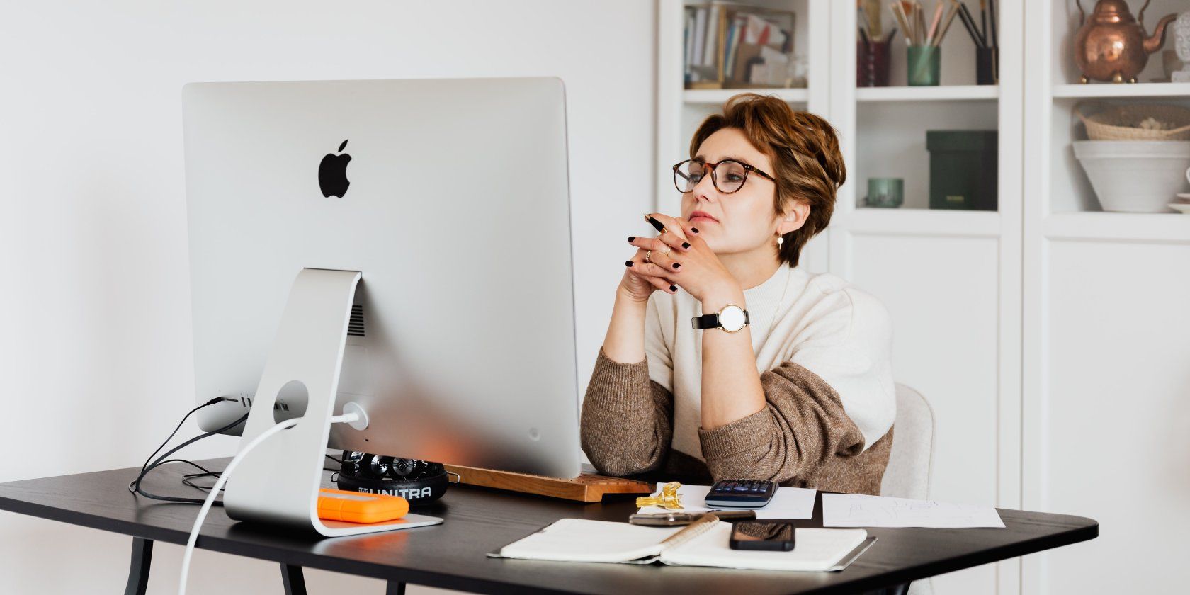 Cái nào tốt hơn cho người sáng tạo? Woman in front of Computer