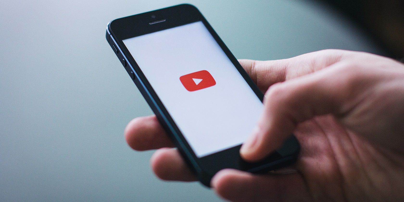 Cách tắt Chế độ hạn chế trên YouTube photo of someone accessing youtube on their phone