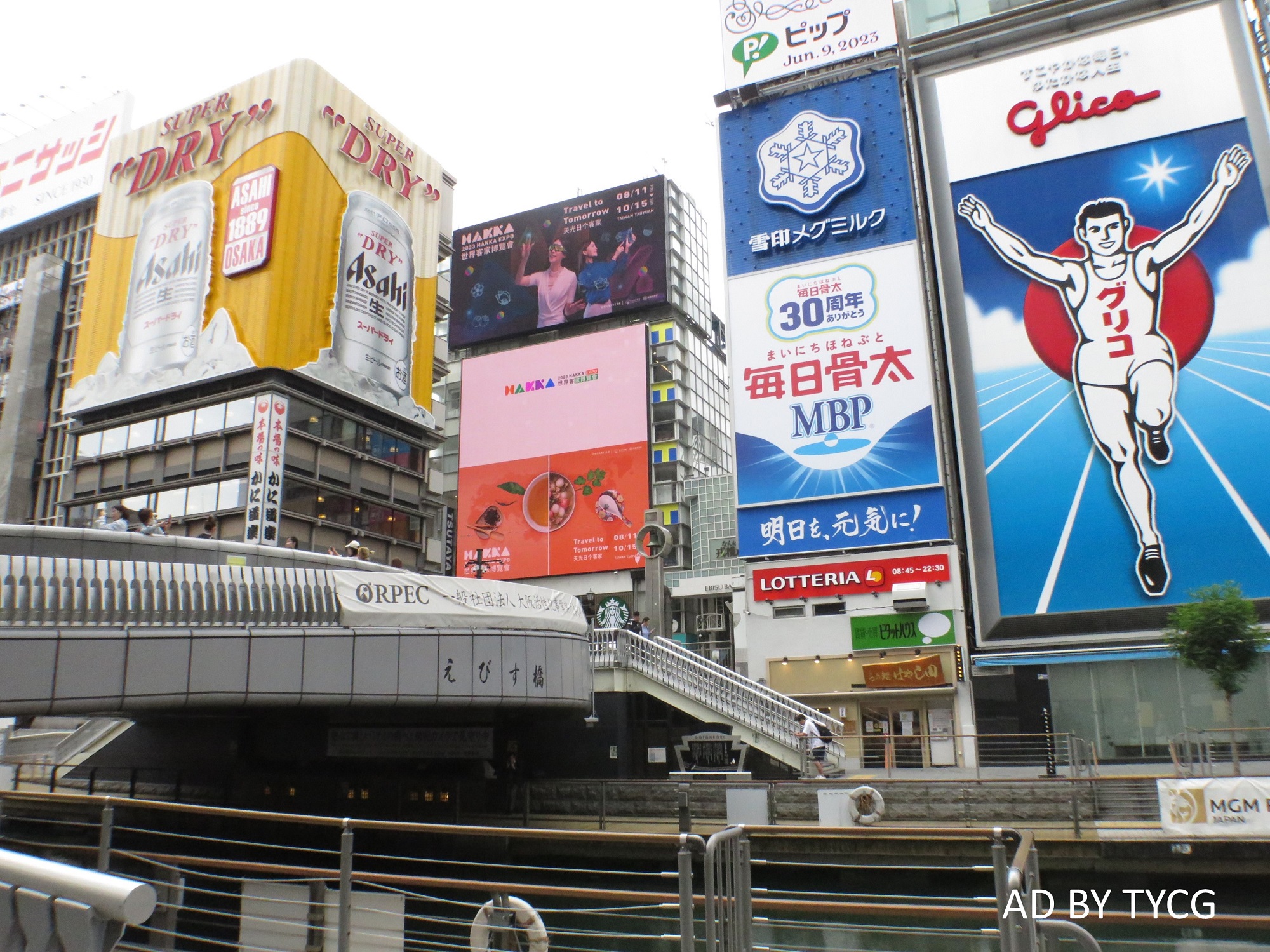 Quảng cáo Hakka Expo 2023 trên tường video ngoài trời ở Dotonbori, Osaka để thu hút sự chú ý của người dân địa phương và khách du lịch quốc tế.