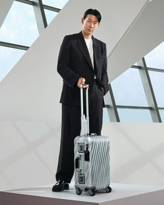 Cầu thủ bóng đá chuyên nghiệp Son Heung-min với hành lý TUMI 19 Degree Aluminium International Carry-On Cầu thủ bóng đá chuyên nghiệp Son Heung-min với hành lý TUMI 19 Degree Aluminium International Carry-On