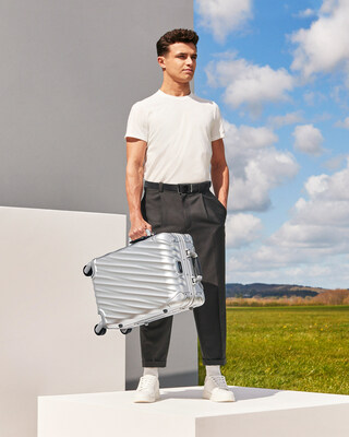 Tay đua Công thức 1 Lando Norris với TUMI 19 Degree Aluminium International Carry-On Tay đua Công thức 1 Lando Norris với TUMI 19 Degree Aluminium International Carry-On