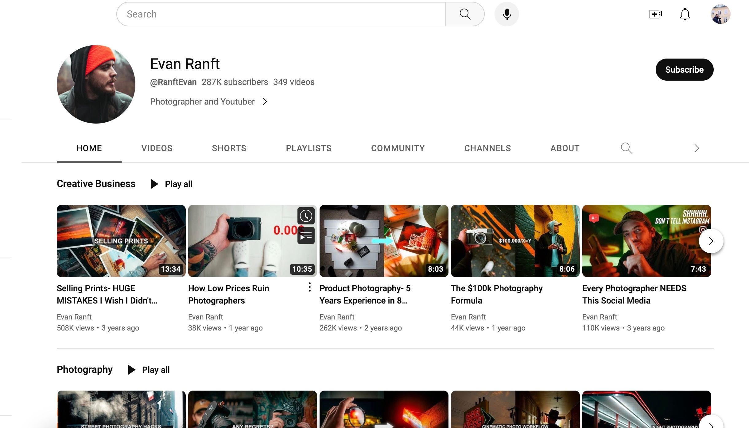Trang YouTube của một nhiếp ảnh gia với một số video tải lên của họ 