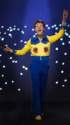 Harry Styles trong bộ trang phục tông xanh và vàng do chính anh thiết kế. (Ảnh: Madame Tussauds Singapore) Harry Styles trong bộ trang phục tông xanh và vàng do chính anh thiết kế. (Ảnh: Madame Tussauds Singapore)