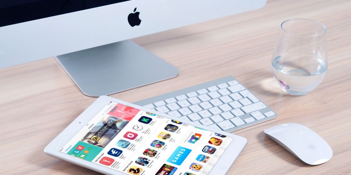 Máy tính bảng màu trắng trên Bàn phím Apple Magic gần Chuột Apple Magic