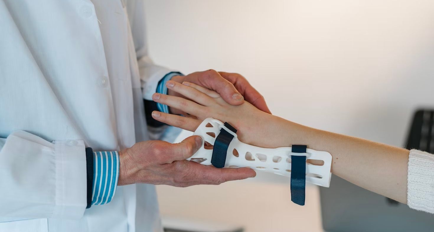 Bác sĩ đặt nẹp vào tay bệnh nhân