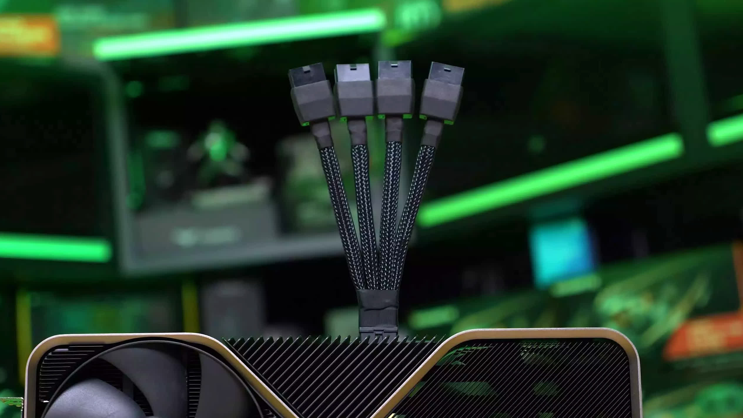 Nvidia đang âm thầm nâng cấp card GeForce RTX 4090 với đầu nguồn an toàn hơn Nvidia is quietly upgrading GeForce RTX 4090 cards with a safer power connector