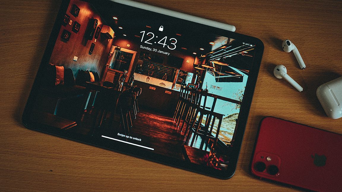 iPad, AirPods và iPhone trên bàn.