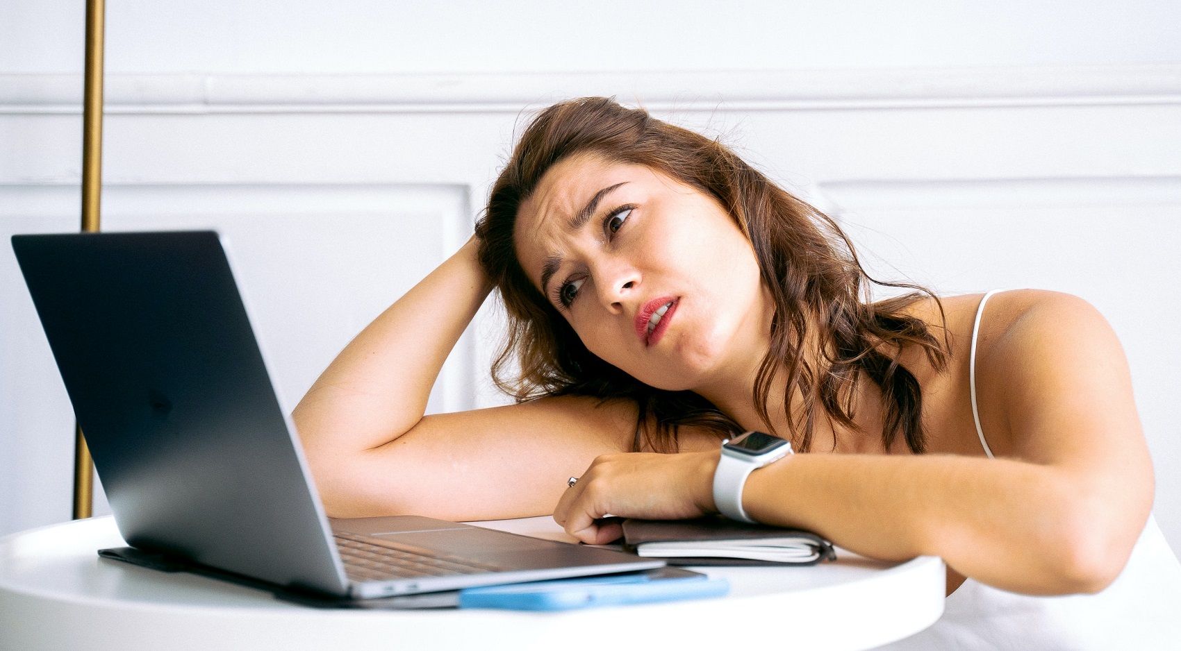 nhìn vào máy tính xách tay trong thất bại