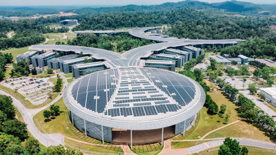 ĐẠI HỌC CÔNG NGHỆ PETRONAS (UTP) THỰC HIỆN MỐI QUAN HỆ QUỐC TẾ Lắp đặt tấm pin mặt trời trên mái nhà của Đại học Công nghệ PETRONAS - công trình lắp đặt tấm pin mặt trời trên mái nhà lớn nhất tại Malaysia. (PRNewsfoto/Đại học Công nghệ PETRONAS (UTP))